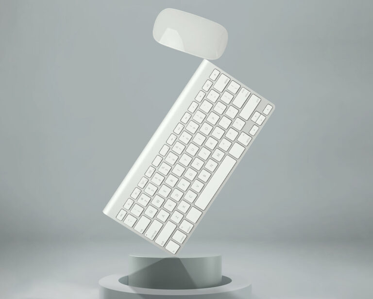 Eine Tastatur balanciert auf einem runden Podest. Nur eine Ecke der Tastatur berührt das Podest. Auf der anderen Ecke der Tastatur balanciert eine Maus darüber.