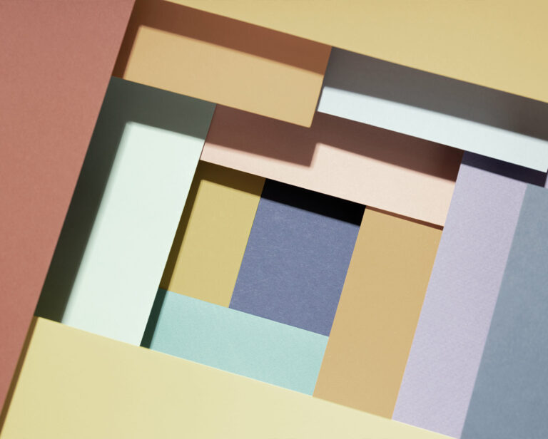 Einige gefärbte Papiere sind so gelegt, dass viele unterschiedlich gefärbte Rechtecke entstehen.